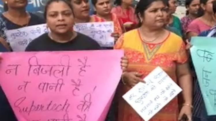 बिजली-पानी के लिए हंगामा करते लोग