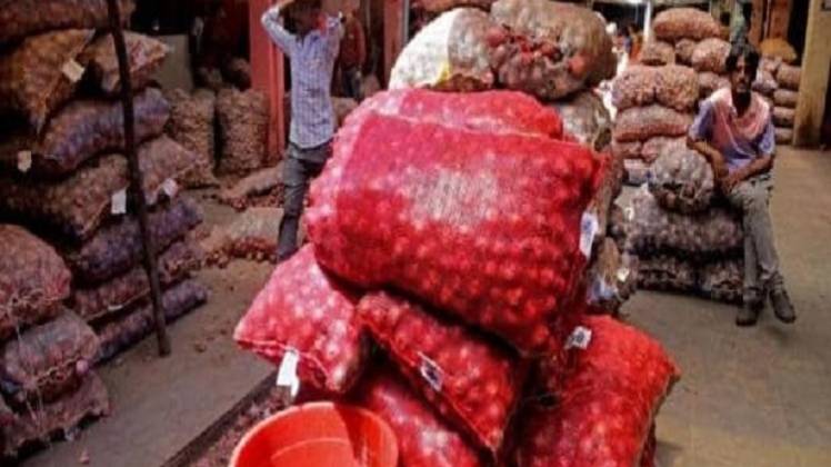 देशभर में बढ़े प्याज़ के दाम (फोटो: PTI)