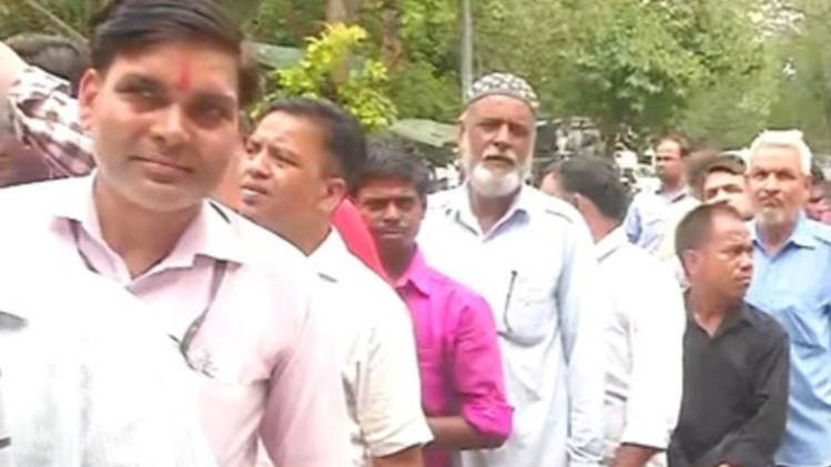 प्याज खरीदने के लिए लगी लाइन (फोटो-ANI)