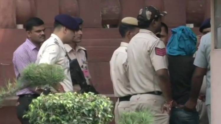 संसद भवन के सुरक्षाकर्मियों ने युवक को दबोचा (ANI)