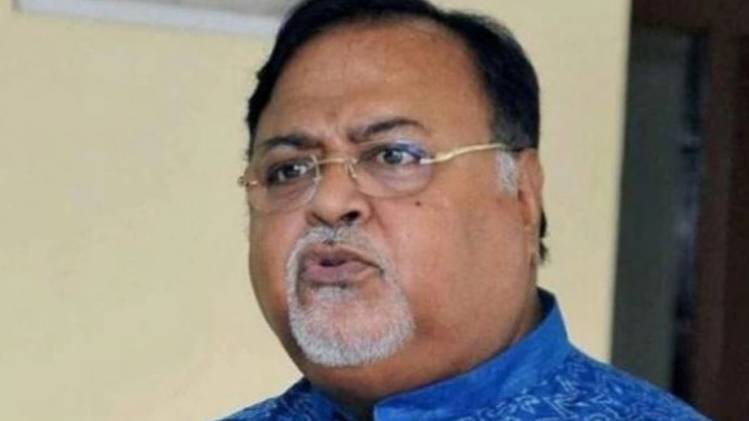 बंगाल के शिक्षा मंत्री पार्थ चटर्जी (फाइल फोटो)