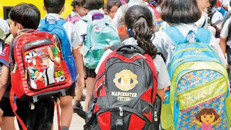 सरकारी प्राथमिक स्कूलों मे बच्चों के बस्ते का बोझ कम हुआ (फोटो-indiatoday)