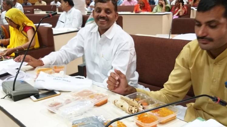 प्लास्टिक की थाली में खाया खाना (फोटो- शरत कुमार)