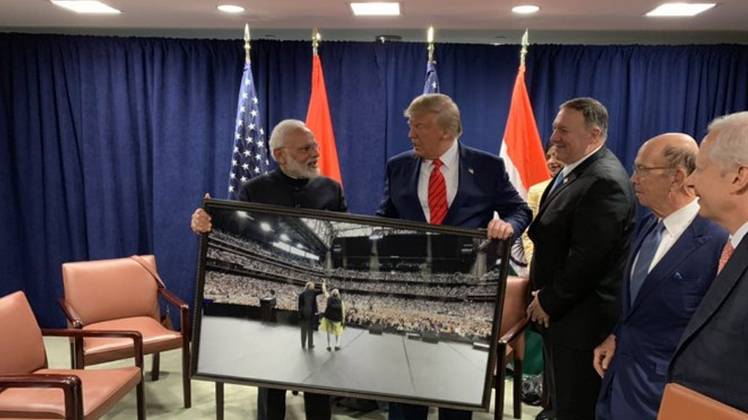 डोनाल्ड ट्रंप को फोटो फ्रेम देते पीएम मोदी (फोटो- ANI)