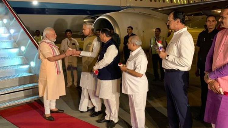 अहमदाबाद पहुंचे प्रधानमंत्री नरेंद्र मोदी