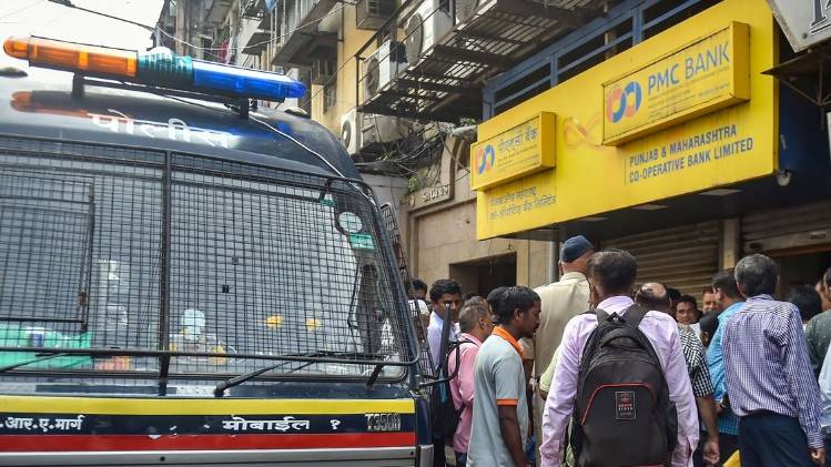 पीएमसी बैंक के बाहर जमा भीड़ (फोटो-PTI)