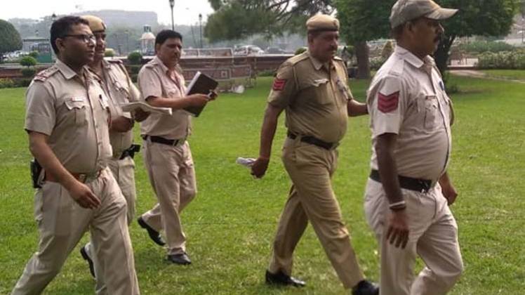 वीवीआईपी एरिया विजय चौक में एक शख्स ने आत्मदाह की कोशिश की (अरविंद ओझा)