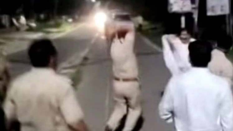 वायरल वीडियो से ली गई तस्वीर (फोटो-AajTak)