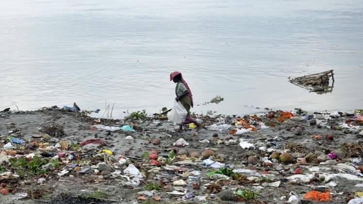 जल प्रदूषण की शिकार नदी (IANS)