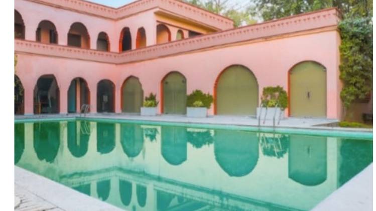 पूल पार्टी पर छापेमारी 