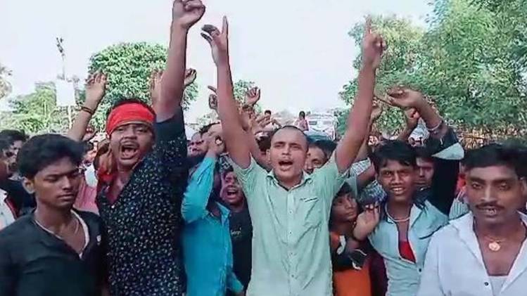 लोगों ने किया प्रदर्शन 