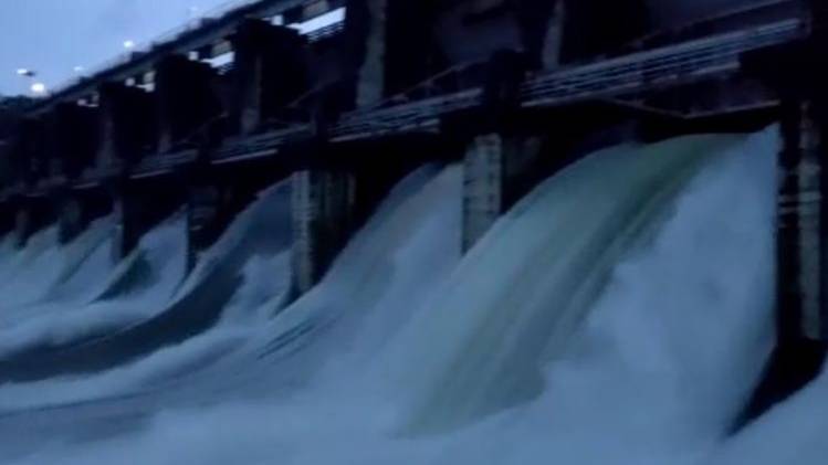 भोपाल में कोलार डैम के सभी गेट खोले गए. (फोटो-आजतक)