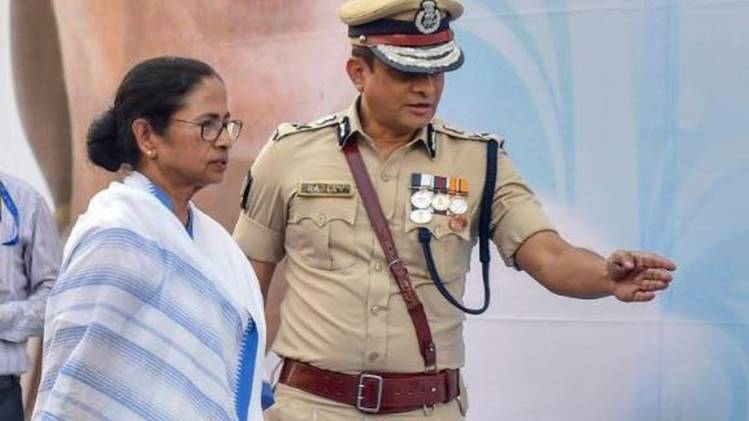 ममता बनर्जी के साथ कोलकाता के पूर्व कमिश्नर राजीव कुमार (PTI)