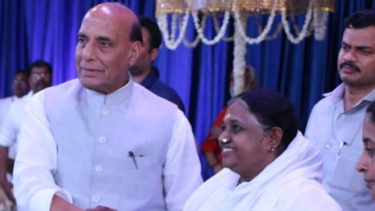 आध्यात्मिक नेता माता अमृतानंदमयी के साथ रक्षा मंत्री राजनाथ सिंह (Courtesy- Twitter)