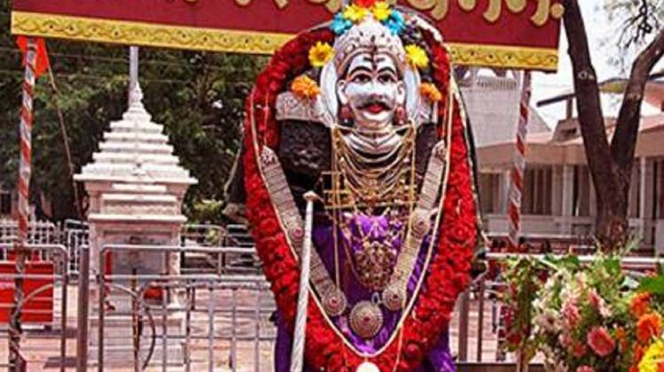 शनि की पीड़ा समाप्त करने के लिए लोहे का छल्ला धारण किया जाता है.