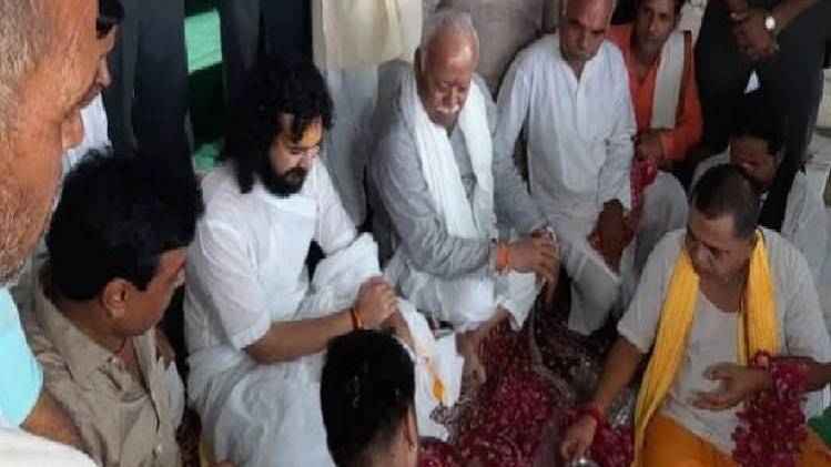 पुष्कर में पूजा करते आरएसएस प्रमुख मोहन भागवत. 