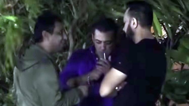 सलमान खान स्मोक करते हुए
