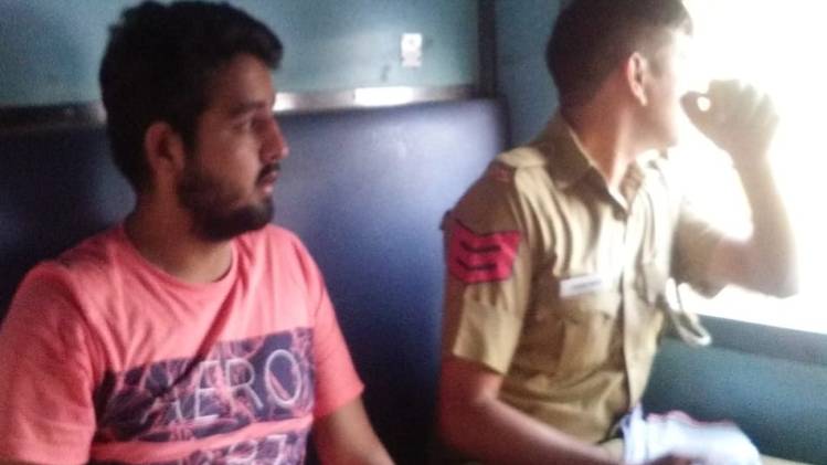 ट्रेन में पुलिस की गिरफ्त से फरार होने से पहले सलमान की तस्वीर (फोटो-अरविंद ओझा)