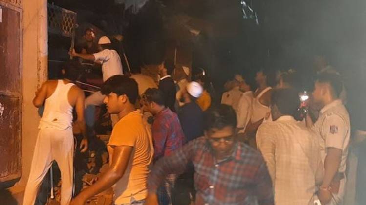 सीलमपुर इलाके में गिरी 4 मंजिला इमारत