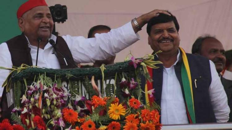 बड़े भाई मुलायम सिंह यादव के साथ शिवपाल सिंह यादव (फाइल-IANS)