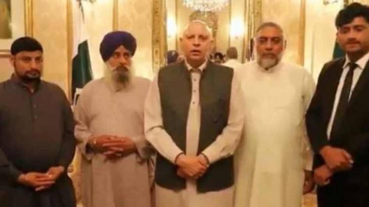 पाक के पंजाब राज्य के गवर्नर के साथ दोनों पक्षों के परिजन (फोटो-ट्विटर)