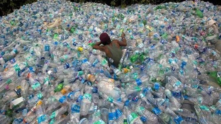 सिंगल यूज प्‍लास्टिक होगा बैन (Photo- AajTak)