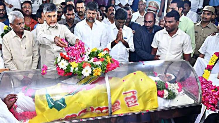 पूर्व स्पीकर के शिव प्रसाद को पूर्व CM ने श्रद्धांजलि दी. (फोटो-एएनआई)