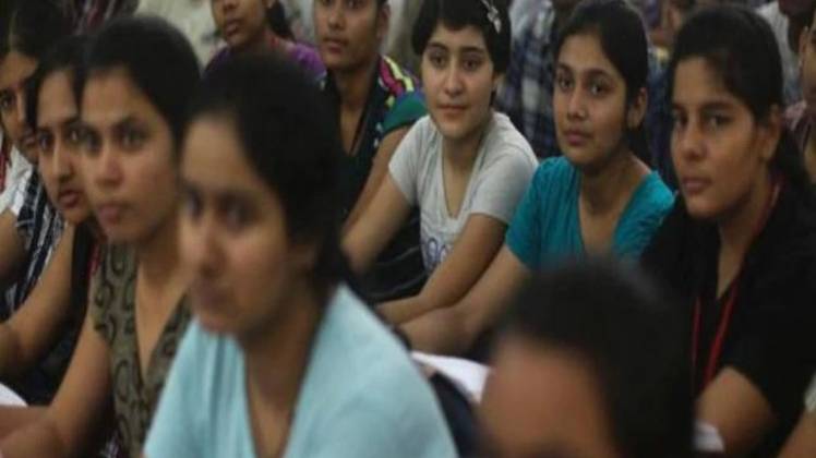 छात्राओं को लंबी कुर्ती पहनने का आदेश (प्रतीकात्मक तस्वीर)