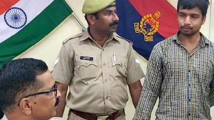 पुलिस की गिरफ्त में चोर (फोटो-पुनीत शर्मा)