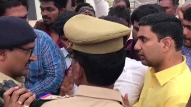 पुलिस से बात करते नारा लोकेश (फोटो-ANI)