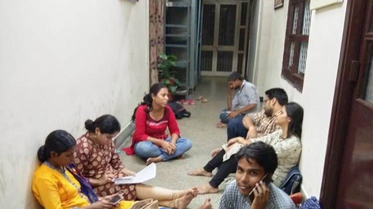 गेस्ट टीचर्स द्वारा प्रदर्शन की फोटो