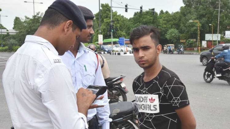 पुलिस ने काटा गलत चालान, तो ऐसा करने पर नहीं भरना पड़ेगा जुर्माना (Courtesy- ANI)