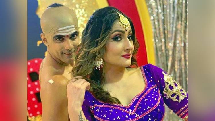 उर्वशी ढोलकिया, अनुज सचदेवा