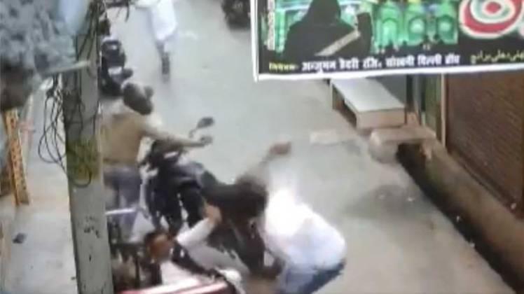 उस्मानपुर में फायरिंग में एक घायल (फोटो-वीडियो ग्रैब)