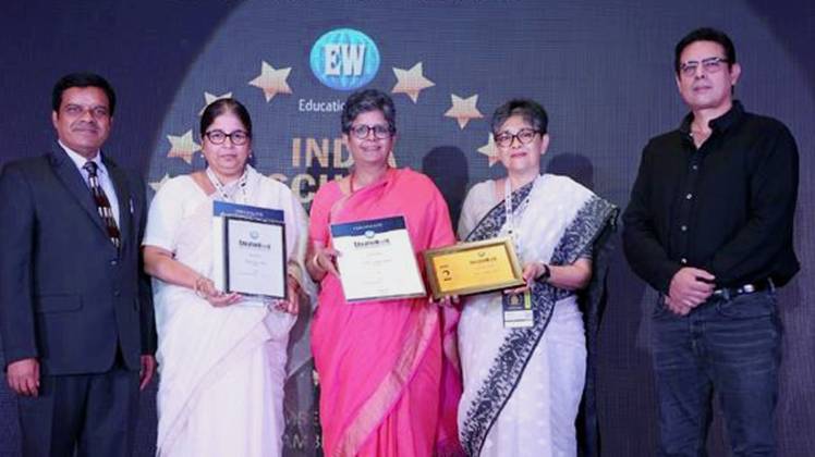 अवॉर्ड लेते हुए बसंत वैली स्कूल के स्टाफ