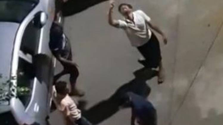 नशे में धुत्त लड़कों का हंगामा (फोटो-अनुज मिश्रा)