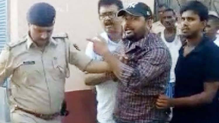 युवक और पुलिसवाले के बीच विवाद (वायरल वीडियो से ली गई तस्वीर) 