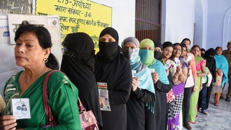 वोटिंग की कतारों में खड़े में मतदाता (फाइल फोटो)