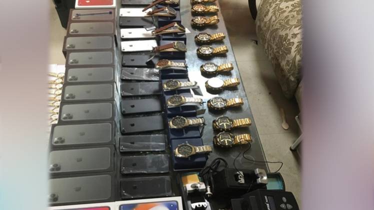 लाखों की विदेशी घड़ियां और आईफोन जब्त (Photo- Aajtak)