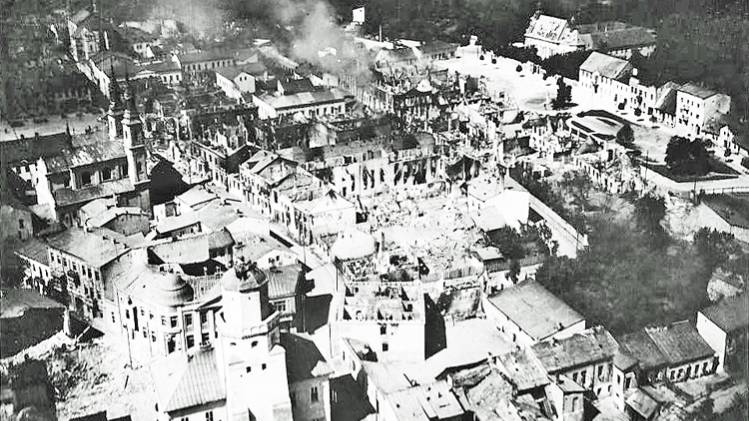 1 सितंबर 1939 को जर्मन बमबारी के बाद बर्बाद पोलैंड का वीलन शहर. 