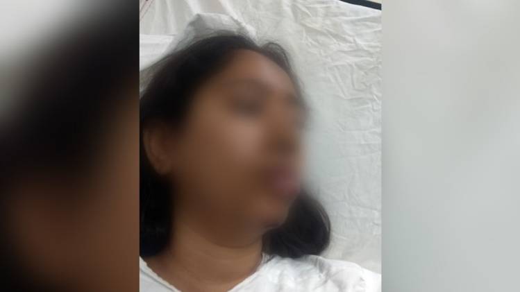 अस्पताल में भर्ती घायल महिला पत्रकार (फोटो-अरविंद ओझा)