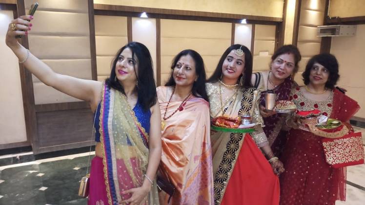 करवा चौथ के त्योहार की तैयारी में महिलाएं (Photo courtesy: Tapas Bairy)