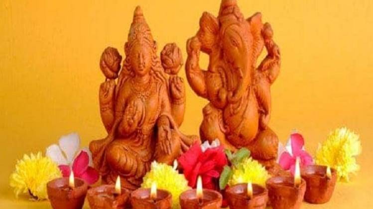 दिवाली पर मां लक्ष्मी की पूजा से पूरे वर्ष धन और समृद्धि मिलती है.