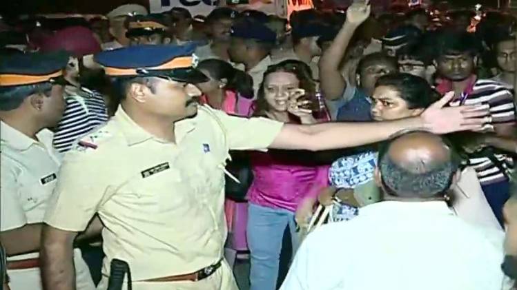 आरे में विरोध-प्रदर्शन करते लोग (फोटोः ANI)