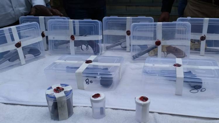 गिफ्ट की तरह पैक किया गया हथियार बरामद