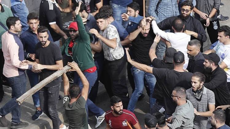 बेरूत (लेबनान) में विरोध प्रदर्शन करते लोग (फाइल फोटो-AP/PTI)