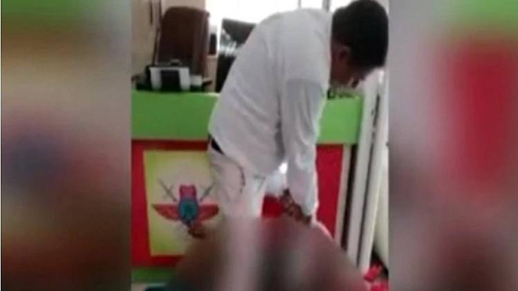 पुलिस ने 2 लोगों को कस्टडी में लिया