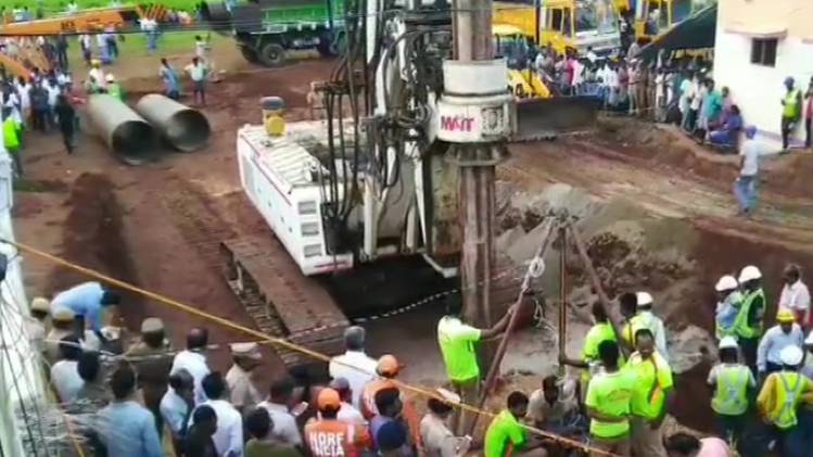 बच्चे को बचाने के लिए जुटी एनडीएरएफ की टीम (फोटो-ANI)