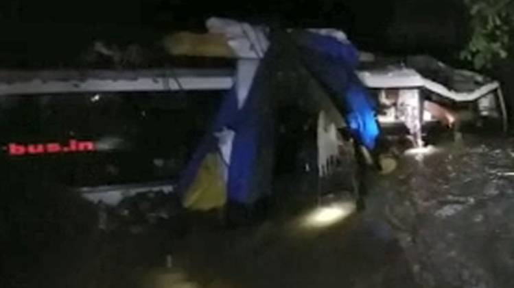 रीछन नदी में गिरी बस