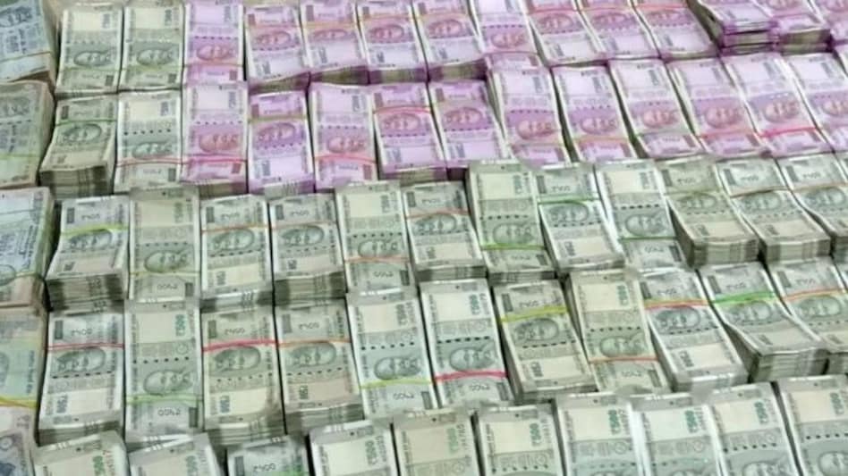 अहमदाबाद: कपड़ा व्यापारी के 16 ठिकानों पर छापा, 7 करोड़ रुपया बरामद - gujarat ahmedabad cloth merchant income tax raid - AajTak